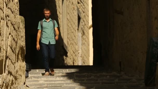 Agradável turista masculino andando antigos corredores ao ar livre estreitos do castelo Egg — Vídeo de Stock