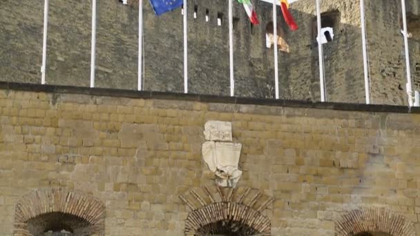 Banderas ondeando en el viento en Castel dell 'Ovo, cañones de pie en el techo del castillo — Vídeo de stock