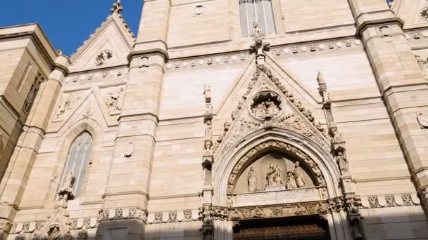 Exterior de la catedral católica romana de la Asunción de María, arquitectura — Vídeo de stock