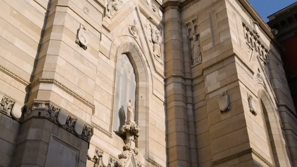 Panorama da antiga fachada da catedral de Nápoles, vista sobre estátuas de mármore, sequência — Vídeo de Stock