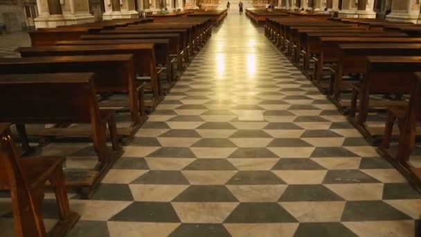 Çok koltuk, geçmiş ve inanç, din ile katedral salonu Panoraması — Stok video