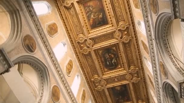 NAPLES, ITALIA - CIRCA JULIO 2014: Turismo en la ciudad. Pintura mural en la sala principal de la catedral de Nápoles, arquitectura antigua, religión — Vídeos de Stock