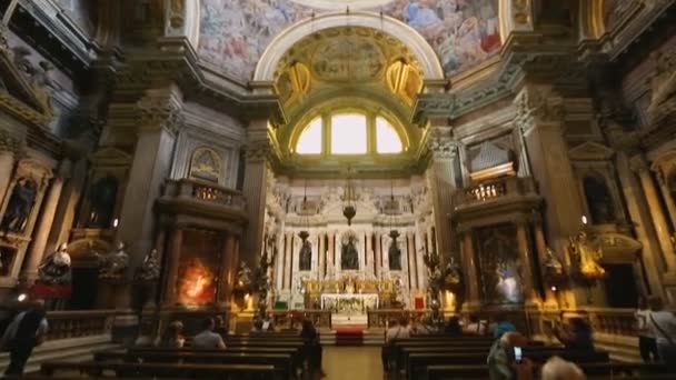 Naples, Italië - Circa juli 2014: Sightseeing in de stad. Toeristische fotograferen van de koninklijke kapel van de schat van San Gennaro op mobiel — Stockvideo