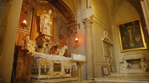 NAPLES, ITALIA - CIRCA JULIO 2014: Turismo en la ciudad. Hermosa vista del interior hacia el altar de San Januarius, monumento — Vídeos de Stock