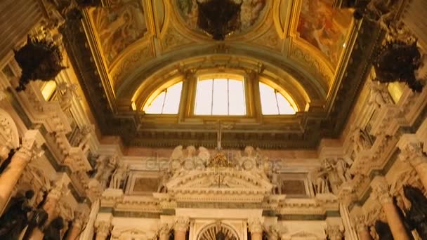 Neapol, Włochy - około lipca 2014: Zwiedzanie miasta. Panoramiczny widok na Royal Chapel of skarb z San Januarego z marmuru statua — Wideo stockowe