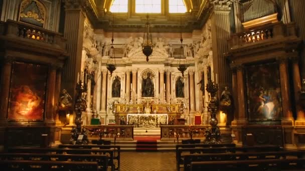 NAPLES, ITALIA - CIRCA JULIO 2014: Turismo en la ciudad. Impresionante vista de la capilla de San Januarius en la catedral de Nápoles, religión — Vídeo de stock