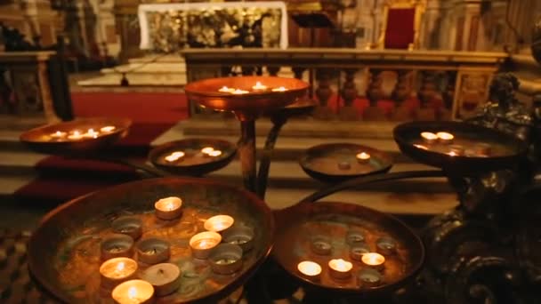 Afgeronde brandende kaarsen staan voor het altaar van St.-Januarius, geloof — Stockvideo