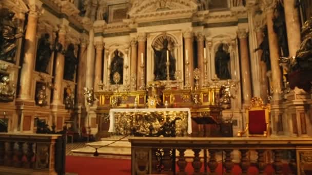 NAPLES, ITALY - CIRCA JULY 2014: Sightseeing in the city. Detail of Naples cathedral interior, golden statues and burning candles, church — Stock Video