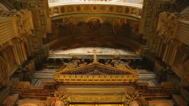 도시에서의 나폴리, 이탈리아-7 월 2014 년경: 관광 메리의 가정 고 대 대성당에 아름 다운 황금 동상 입상 — 비디오