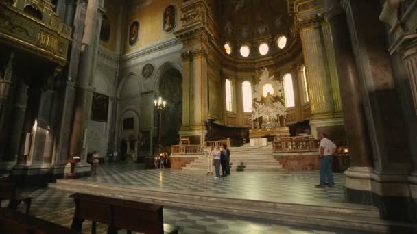 NAPLES, ITALIA - CIRCA JULIO 2014: Turismo en la ciudad. Vista del antiguo altar del Duomo en Nápoles, religión y fe, arquitectura — Vídeos de Stock