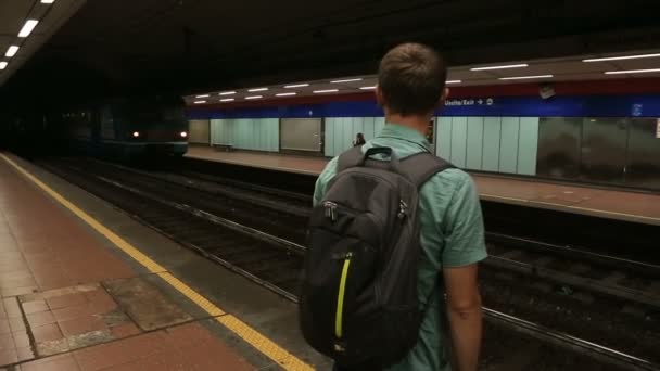 Homem em pé na plataforma do metrô, estação de passagem de trem, transporte público — Vídeo de Stock