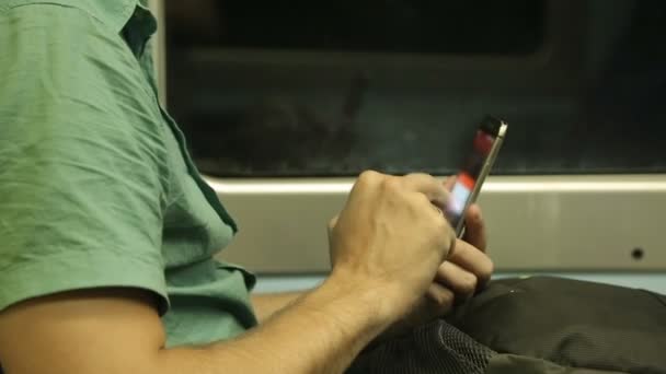 Commuter usando o aplicativo no smartphone, viajando de trem urbano, transporte — Vídeo de Stock