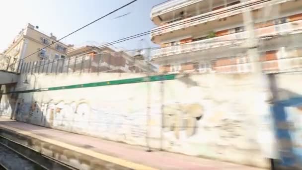 Treno urbano che attraversa il corridoio con graffiti murari ed edifici a Napoli — Video Stock