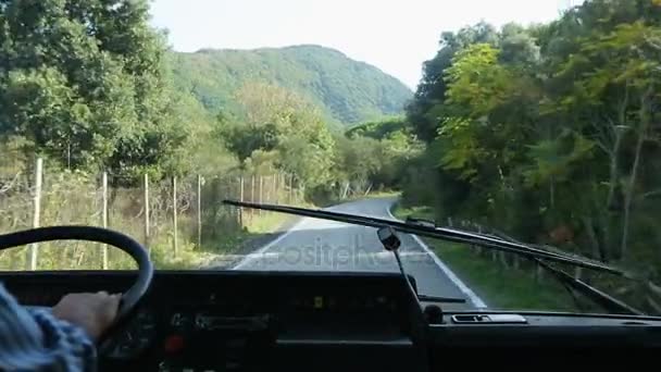 Reisebus fährt auf schmaler Straße mit Pflanzen, Blick hinter Windschutzscheibe — Stockvideo