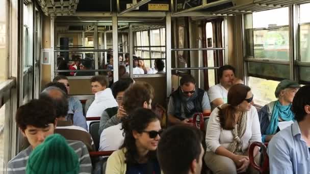 NAPLES, ITALIA - CIRCA JULIO 2014: Turismo en la ciudad. Personas sentadas en el coche del tren urbano que se mueven rápidamente a lo largo del ferrocarril al aire libre durante el día — Vídeo de stock