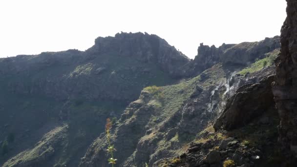 Zboczach skaliste klify z niektórych części parze, Ostre szczyty tworząc panoramę — Wideo stockowe