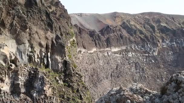 Rocas solidificadas de cráter volcánico en la cumbre del Vesubio en Nápoles Italia, secuencia — Vídeo de stock