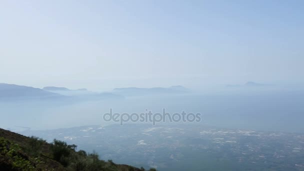 Stad ligt aan de voet van de vulkaan berg, overzicht van Napels van de Vesuvius in waas — Stockvideo