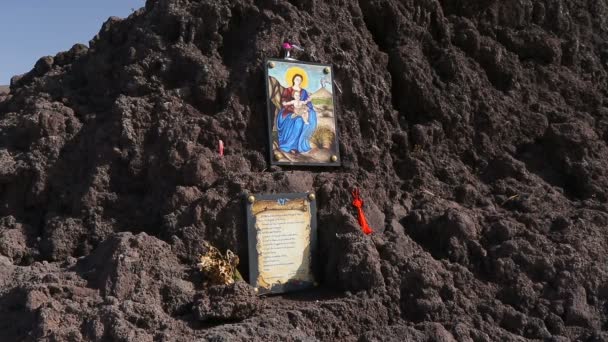 NAPLES, ITALIA - CIRCA JULIO 2014: Turismo en la ciudad. Imagen de la Virgen María con el Niño Jesús y oración en la cima del volcán Vesubio — Vídeo de stock