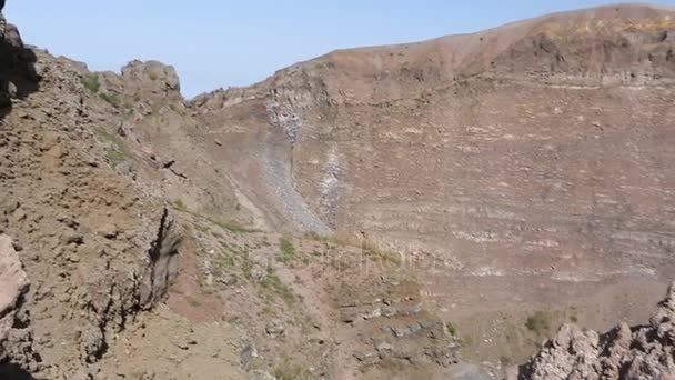 Ripidi pendii di canyon roccioso con vegetazione secca scarsa alla luce del sole, sequenza — Video Stock