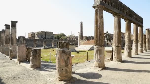 Full höjd staty av Apollo står nära Apollotemplet i Pompeji, sekvens — Stockvideo