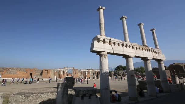 Rad två-planat kolonner i förstörda staden av Pompeji nära stora torget, sekvens — Stockvideo