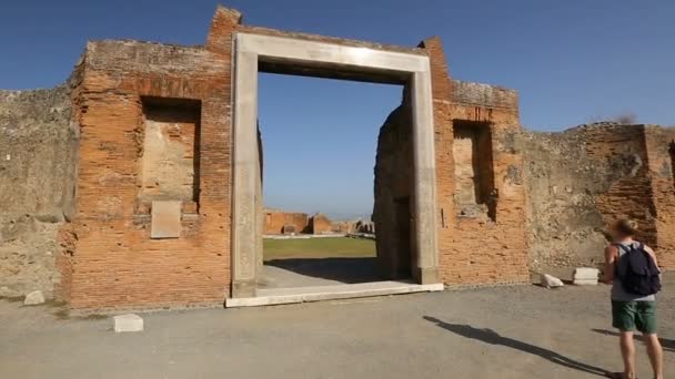 Grande entrada quadrada em parede arruinada em Pompeia, inscrição latina em entablamento — Vídeo de Stock
