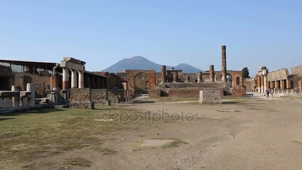 Templo de Júpiter em Pompeia, Itália, com restos de edifícios e colunas ao redor — Vídeo de Stock