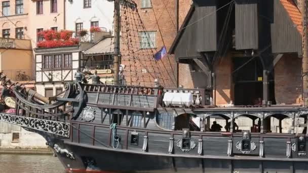 Enorme viejo barco turístico navegando frente al Museo Marítimo Central en Gdansk — Vídeos de Stock