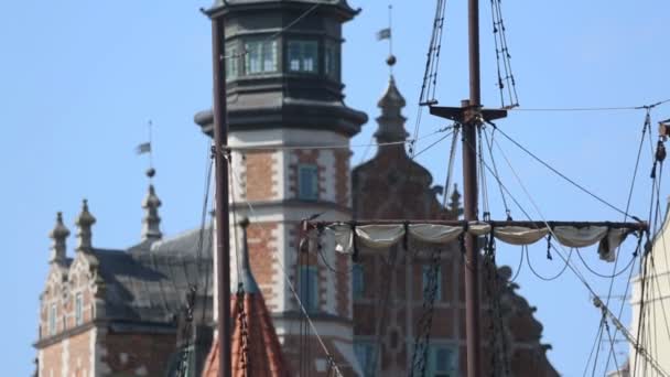 Panoramik eski güzel savaş gemisi ve Gdansk, tarihi bina tuğla — Stok video
