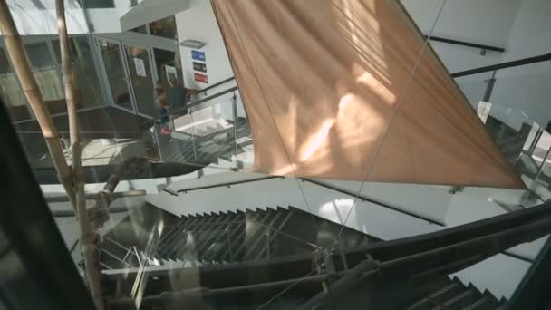 建築、設計の美しいモダンなビジネス センター、ガラス張りのエレベーターからの眺め — ストック動画
