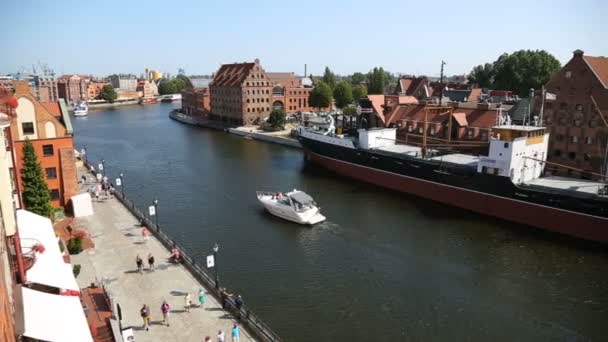 Mooie witte jacht zeilen op Motlawa Rivier in Gdansk, water transport — Stockvideo