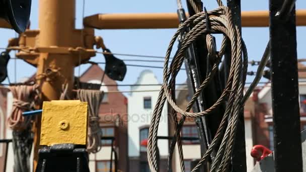 Cuerda metálica colgada en el mástil del buque, elementos del barco, transporte de agua — Vídeos de Stock