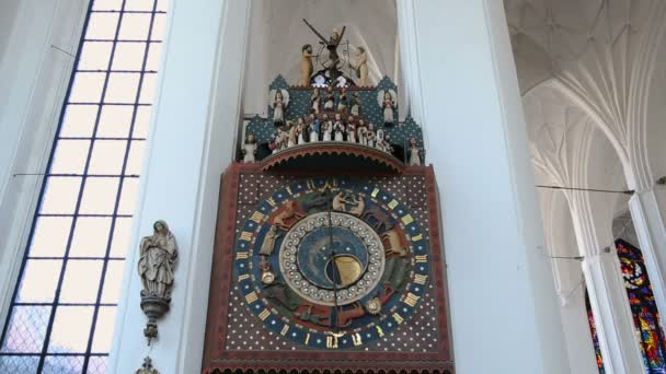 View of ancient astrological clock with small statues in St. Mary 's basilica — стоковое видео