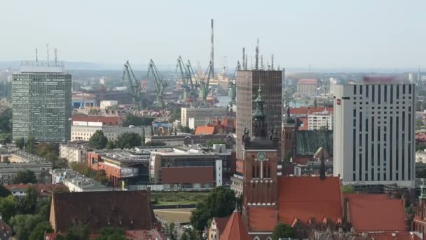 Csodálatos kilátás nyílik a Kikötői daruk és ősi templom, Gdansk, Lengyelország turizmusa — Stock videók