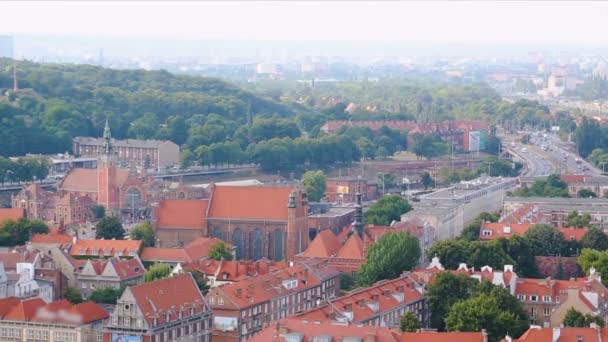 Gdansk cityscape, Bina çatıları ve road, turizm turuncu görünüm çarpıcı — Stok video