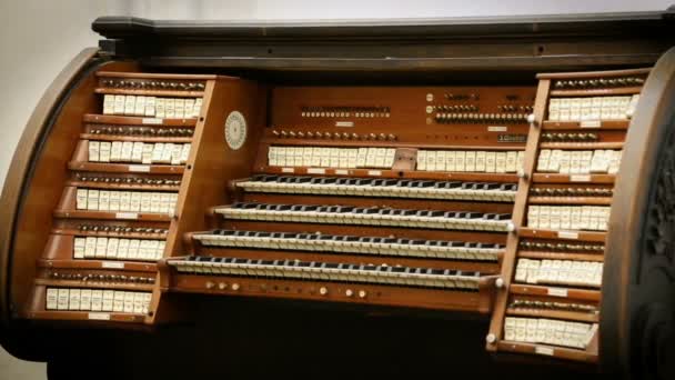 Вид на старый деревянный орган, стоящий в церкви, религиозная музыка, — стоковое видео