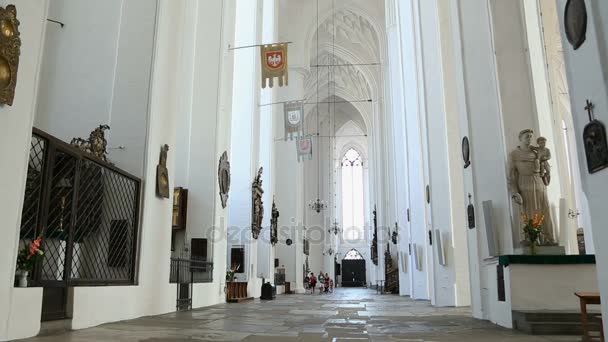 Gdansk, Polen - Circa augusti 2014: Sightseeing i staden. Inre av basilikan av antagandet av Jungfru Maria i Gdansk — Stockvideo