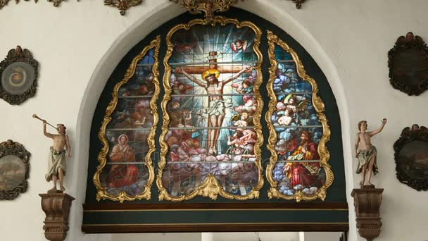 Glasraam met gekruisigde Jezus en andere heiligen, kerk interieur — Stockvideo