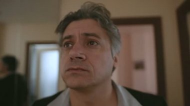 Adam apprehensively dinleme ve etrafa garip gürültü tarafından endişe