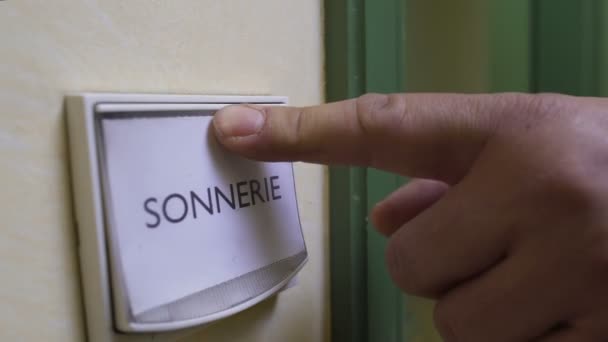 Homme sonnerie sonnette de l'appartement, travailleur de service de réparation est venu sur demande urgente — Video