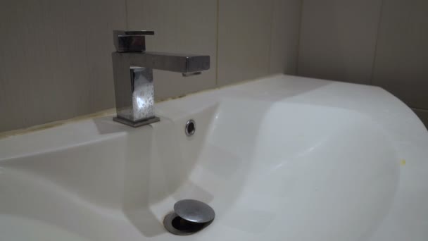 Robinet d'ouverture de la main mâle dans la salle de bain, pas d'alimentation en eau en raison des arriérés utilitaires — Video