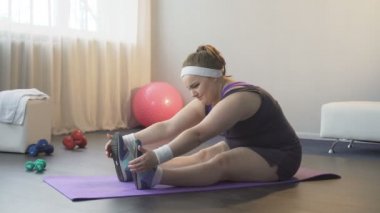 Germe sinirli şişman kız, ayak ulaşmaya büyük zorluklarla