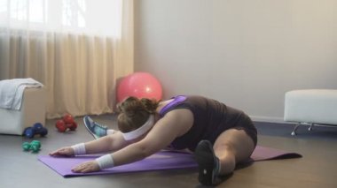 Germe egzersizleri yapmak zevk ile enerji kız dolu sırt ve bacak