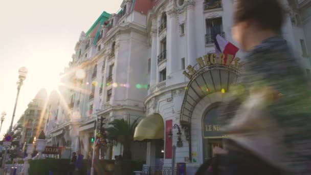 ニース, フランス - 2017年 4 月年頃: 市内観光。過去のニース、フランスの高級ル ネグレスコ ホテル アベニューに沿って散歩の人達 — ストック動画