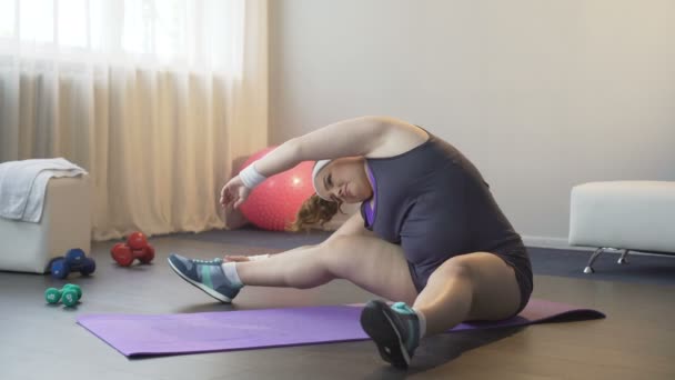 зарядка для полных женщин. зарядка 60 для женщин видео. утренняя зарядка для женщин после 50. фитнес дома для женщин 40+. упражнения для пожилых.