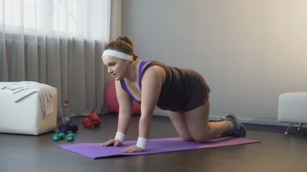 Menina motivada fazendo exercícios para trocar músculos de nádegas e coxas — Vídeo de Stock