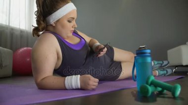 Tembel obez kızın telefonunu spor egzersiz kilo kaybı için yerine kaydırma