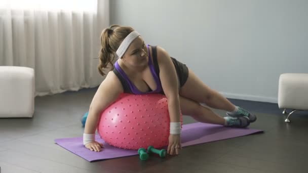 Chubby dívka ztratí rovnováhu a padá dolů, nemotorný obézní žena cvičení — Stock video