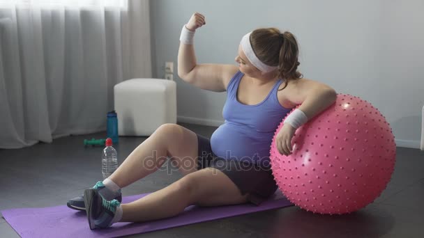 Cheio de força e auto-confiança, menina gorda feliz com treino bem sucedido — Vídeo de Stock